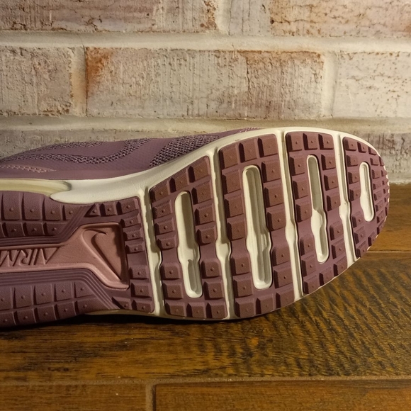 Woman's Nike Air Max's - Picture 6 of 7